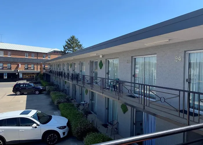 Crest Motor Inn